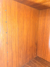 Afbeelding in Gallery-weergave laden, Smalle Teak Boekenkast / Wandkast uit Zweden