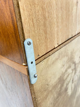 Afbeelding in Gallery-weergave laden, Smalle Teak Boekenkast / Wandkast uit Zweden