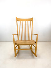Load image into Gallery viewer, Hans J. Wegner J16 Vintage Schommelstoel