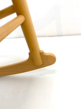 Load image into Gallery viewer, Hans J. Wegner J16 Vintage Schommelstoel