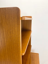 Afbeelding in Gallery-weergave laden, Kleine Teak Wandkast / Boekenkast