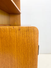 Afbeelding in Gallery-weergave laden, Kleine Teak Wandkast / Boekenkast