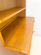 Afbeelding in Gallery-weergave laden, Kleine Teak Wandkast / Boekenkast