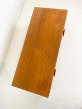 Load image into Gallery viewer, Laag Teak Kastje / TV Meubel