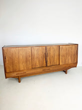 Afbeelding in Gallery-weergave laden, Ærthøj Jensen &amp; Mølholm Herning Palissander Dressoir
