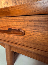 Afbeelding in Gallery-weergave laden, Ærthøj Jensen &amp; Mølholm Herning Palissander Dressoir
