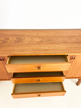 Afbeelding in Gallery-weergave laden, Scandinavische Vintage Sideboard / Dressoir, &#39;Korsör&#39; jaren 60 IKEA
