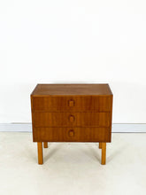 Afbeelding in Gallery-weergave laden, Vintage ladekast uit Scandinavië

