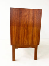 Afbeelding in Gallery-weergave laden, Smalle Teak Ladekast
