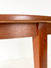 Afbeelding in Gallery-weergave laden, Uitschuifbare Teaktafel (rond/ovaal) uit Zweden
