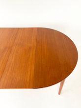 Afbeelding in Gallery-weergave laden, Uitschuifbare Teaktafel (rond/ovaal) uit Zweden
