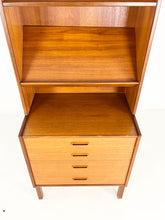 Afbeelding in Gallery-weergave laden, Smalle Teak Boekenkast / Wandkast
