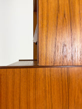 Afbeelding in Gallery-weergave laden, Smalle Teak Boekenkast / Wandkast
