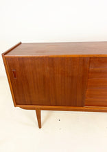 Afbeelding in Gallery-weergave laden, Scandinavische Teak Sideboard / Dressoir
