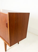 Afbeelding in Gallery-weergave laden, Scandinavische Teak Sideboard / Dressoir
