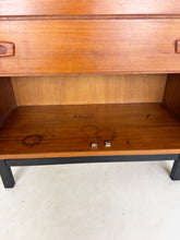 Afbeelding in Gallery-weergave laden, Vintage Teak Commode
