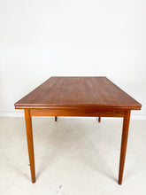 Afbeelding in Gallery-weergave laden, Uitschuifbare Vintage Teak Tafel
