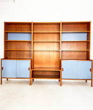 Afbeelding in Gallery-weergave laden, Zweedse Vintage Wandkast / Boekenkast (set van 3 kasten)
