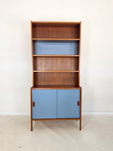 Afbeelding in Gallery-weergave laden, Zweedse Vintage Wandkast / Boekenkast (set van 3 kasten)
