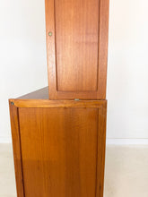 Afbeelding in Gallery-weergave laden, Zweedse Vintage Wandkast / Boekenkast (set van 3 kasten)
