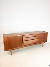 Afbeelding in Gallery-weergave laden, Teak Dressoir, ontworpen door Nils Jonsson voor Hugo Troeds
