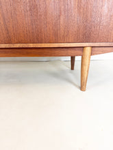 Afbeelding in Gallery-weergave laden, Teak Dressoir, ontworpen door Nils Jonsson voor Hugo Troeds
