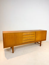 Load image into Gallery viewer, Erik Wørts Eiken Dressoir
