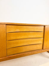 Load image into Gallery viewer, Erik Wørts Eiken Dressoir
