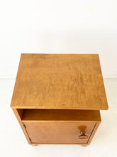 Load image into Gallery viewer, Zweeds Vintage Nachtkastje
