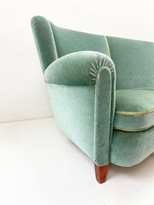 <tc>Green Velvet Sofa</tc>